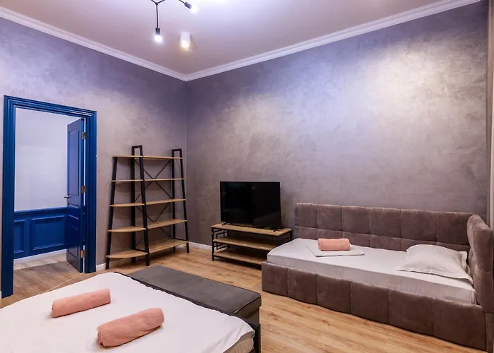 Leogrand Three Bedrooms Vip Apartments On Kniazia Romana 12