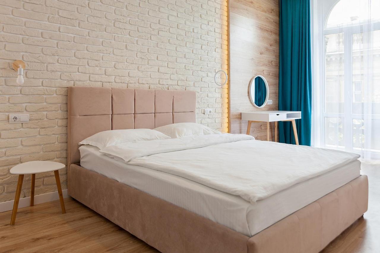 Leogrand Three Bedrooms Vip On Kniazia Romana 12