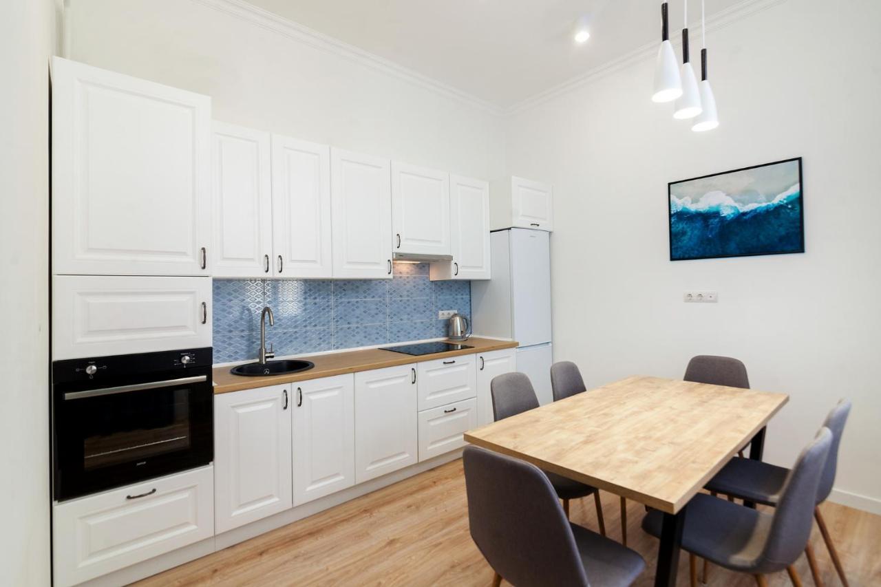 Апартаменты Leogrand Three Bedrooms Vip On Kniazia Romana 12