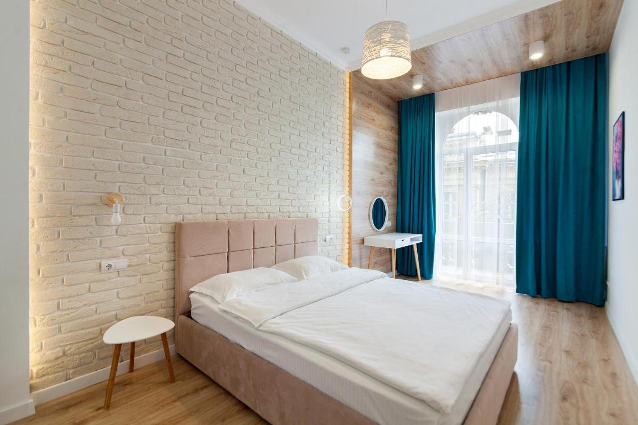 Leogrand Three Bedrooms Vip On Kniazia Romana 12 *